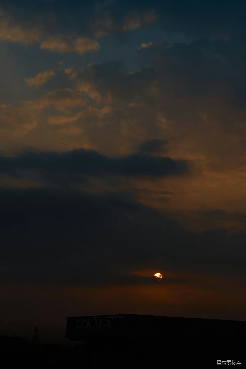 高清摄影 自然 夕阳正落在这座远处的建筑上。