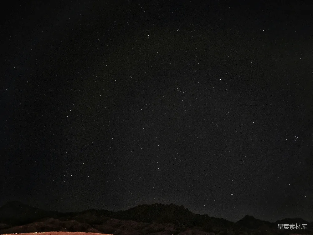 高清摄影  星光点点的夜空笼罩着岩石山峦