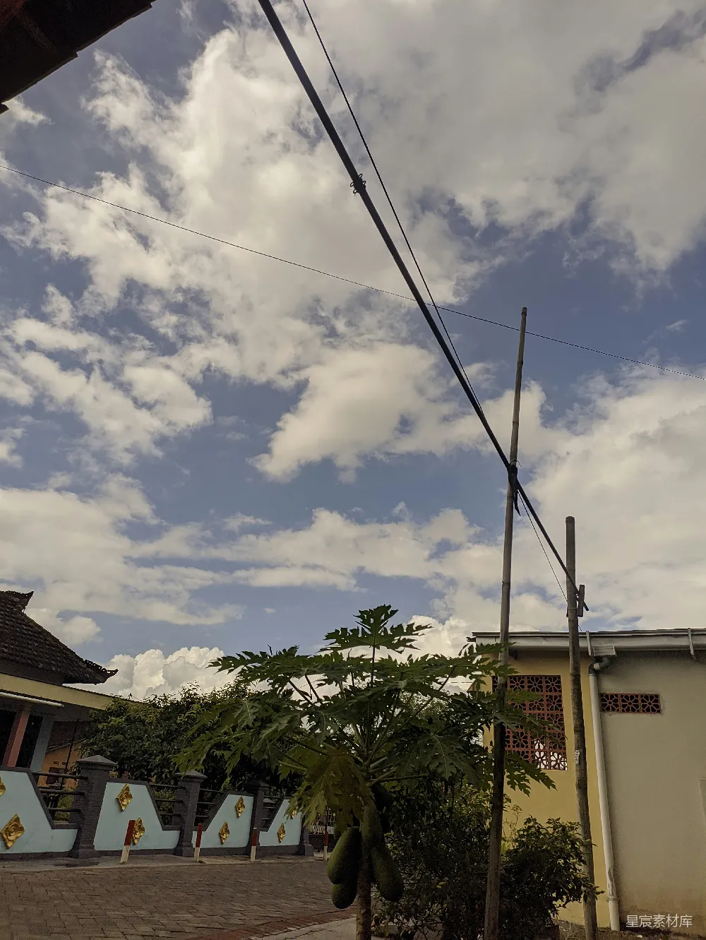 高清摄影  一根电线杆，街道上有建筑物作为背景