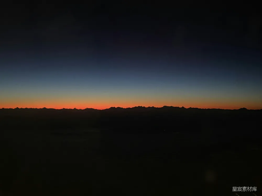 高清摄影 壁纸 夕阳西下，笼罩在山脉之上。