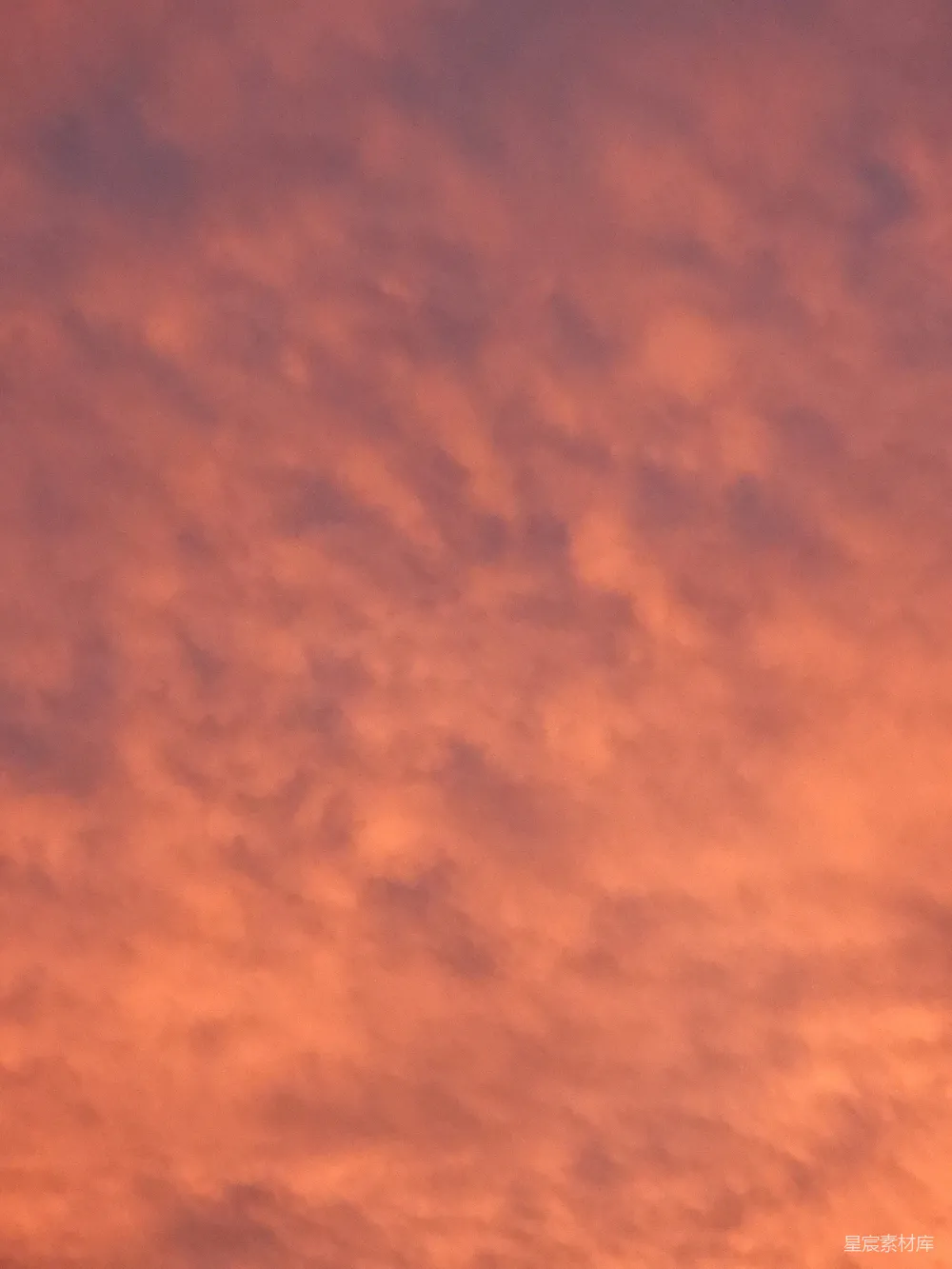 高清摄影  夕阳西下，天空中散布着几朵云。