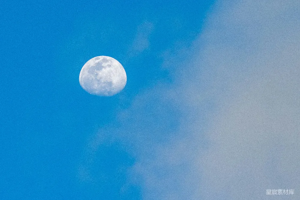 高清摄影  满月在蓝天中