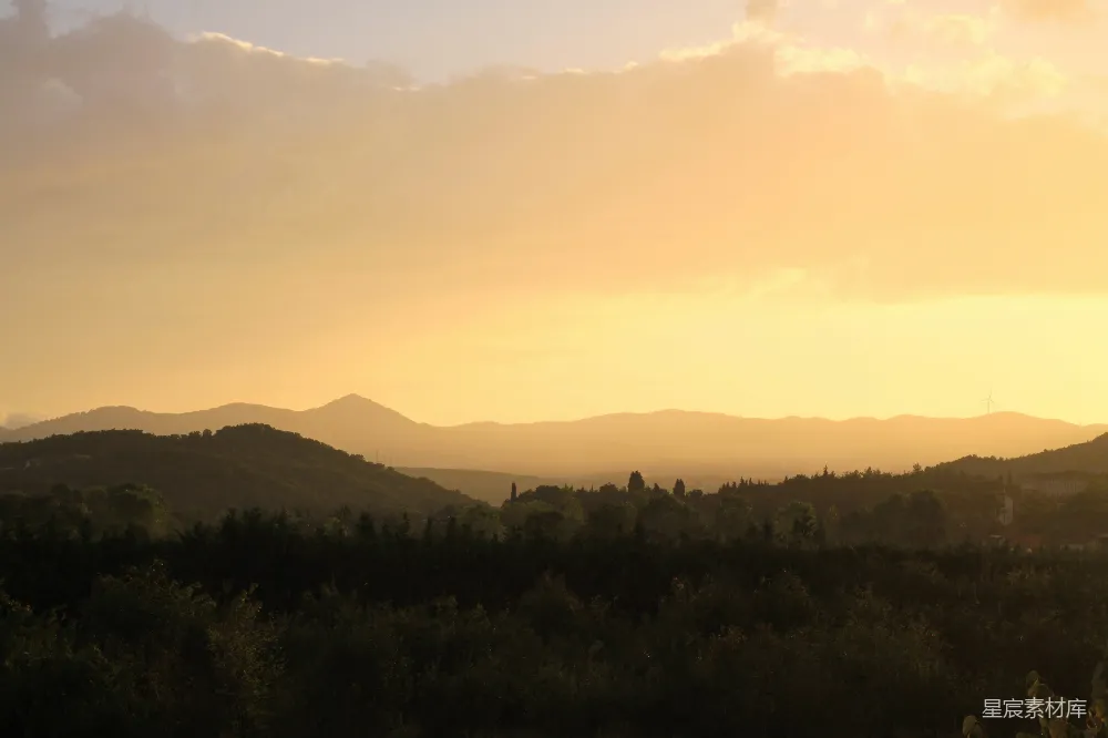 高清摄影 实验性 自然 壁纸 夕阳正落山，远处的群山笼罩在余晖之中。