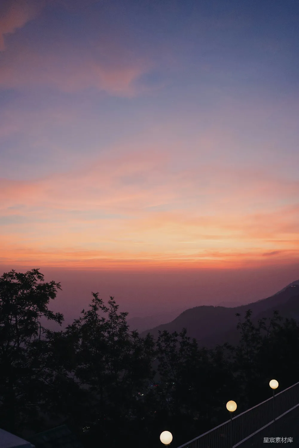 高清摄影  夕阳西下，山峦与树木在余晖中显得宁静而美丽。