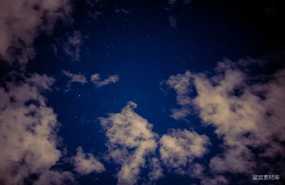 高清摄影  夜空中布满了星星和云彩。