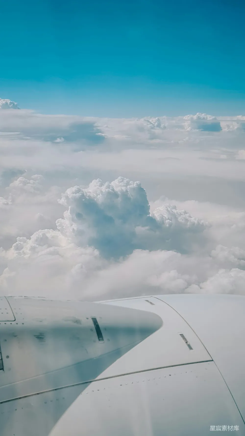 高清摄影  飞机机翼在空中的景象