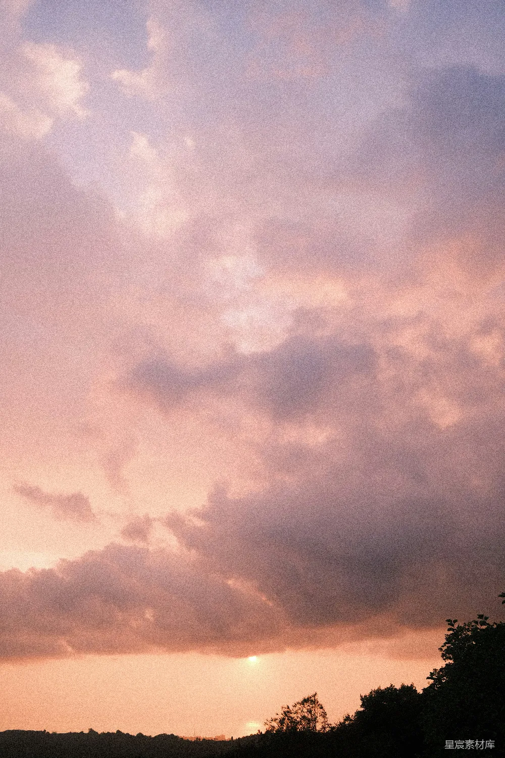 高清摄影  一架飞机在夕阳的云层中飞行