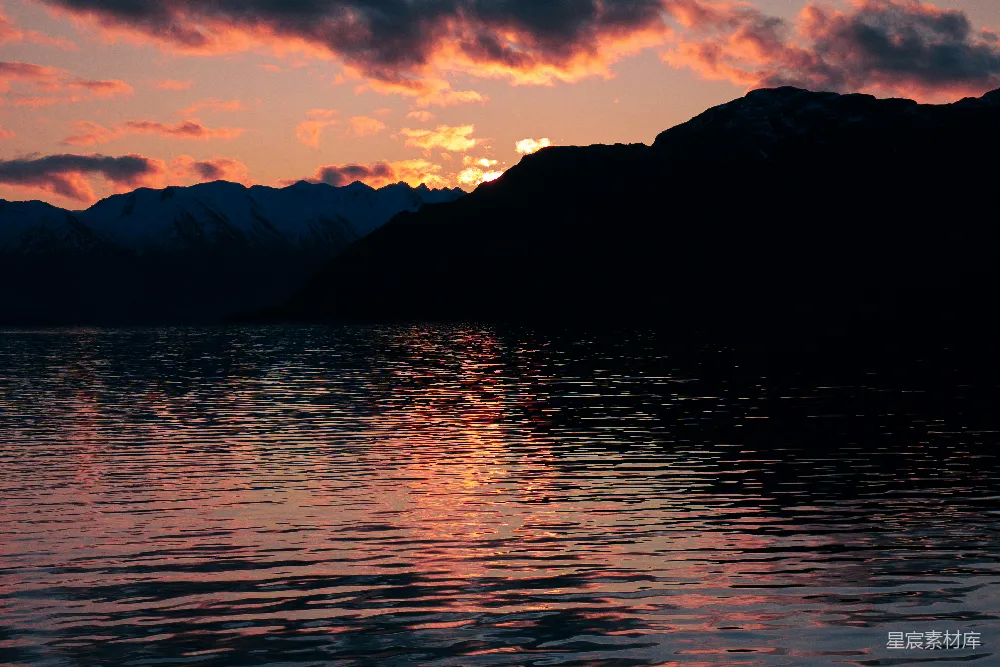 高清摄影  夕阳西下，山峦连绵。