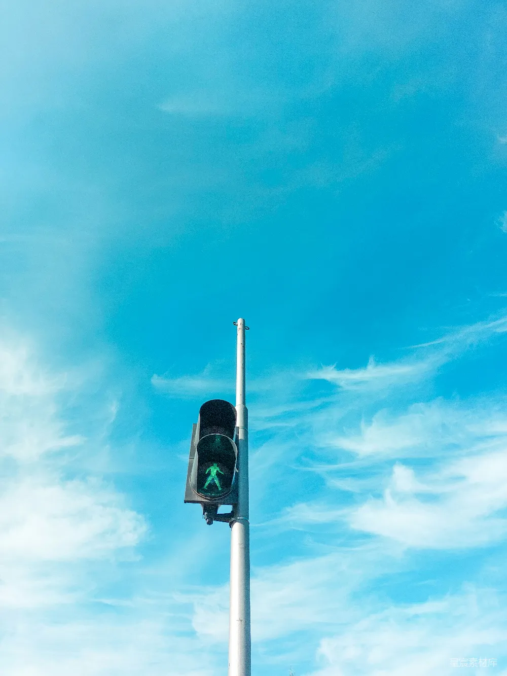 高清摄影  一个杆子上的红绿灯，背景是天空。