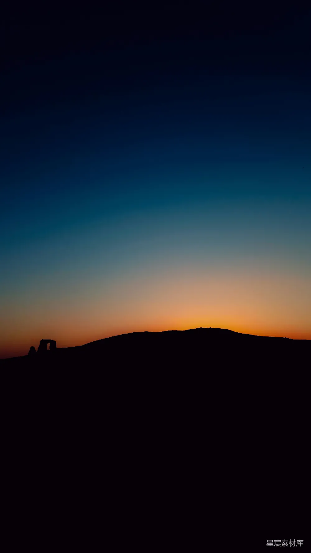 高清摄影  夕阳正挂在一座山的上方，前景中有一匹马。