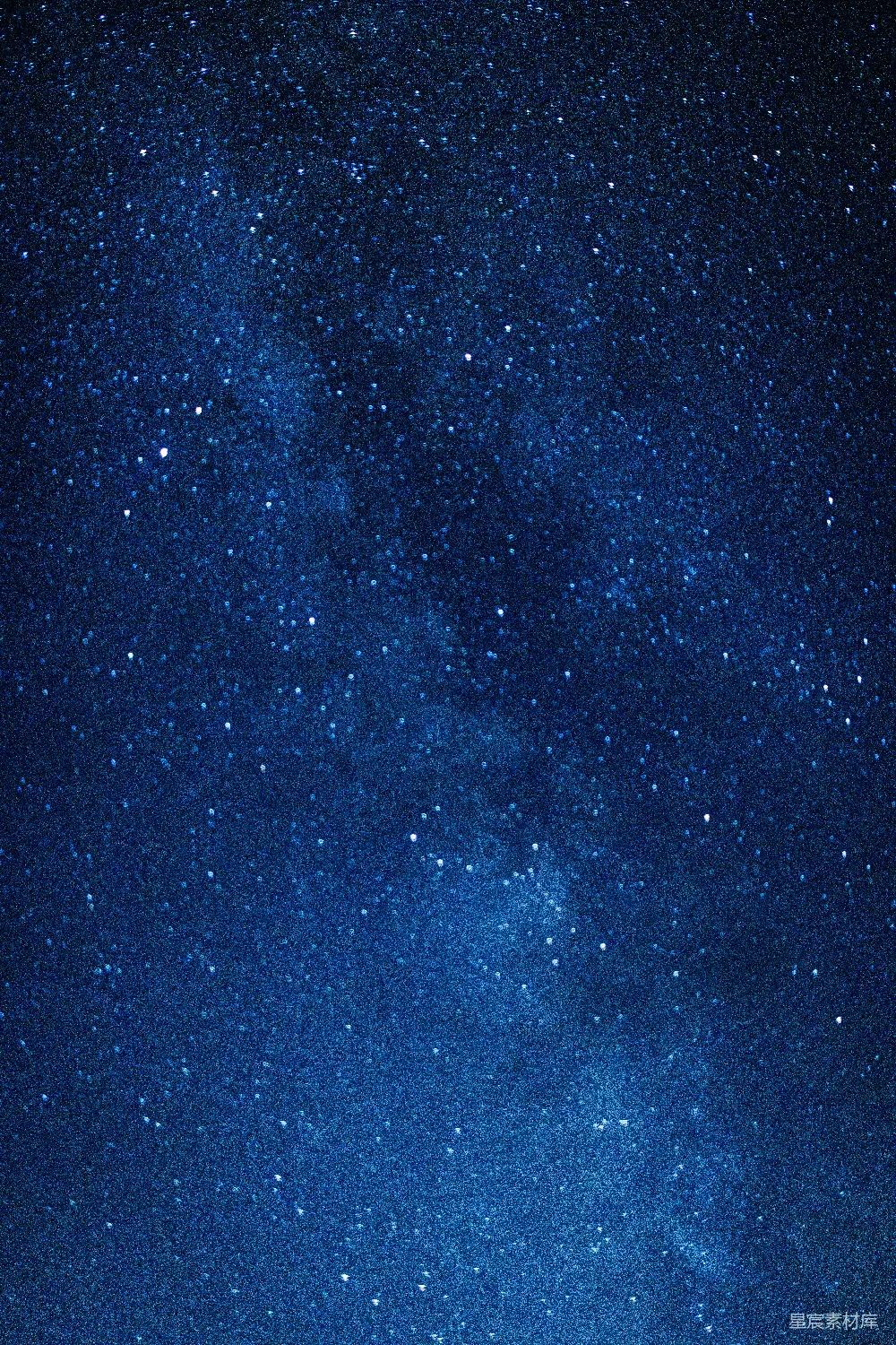 高清摄影  一群人在夜空下站在一座山顶上，夜空中布满了星星。