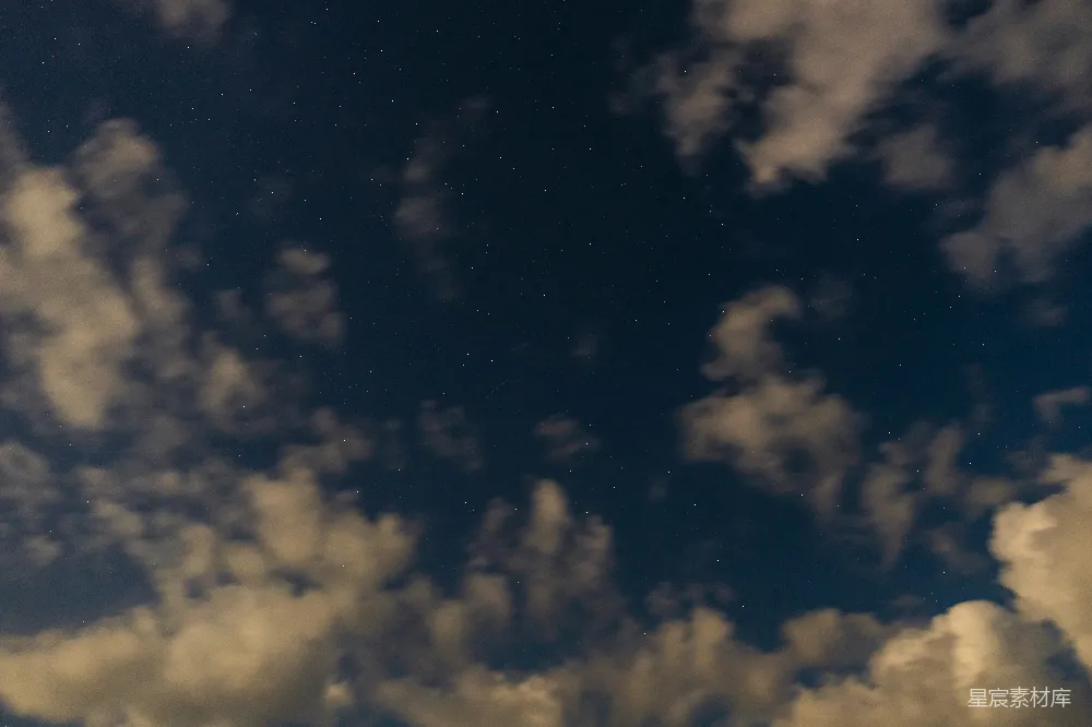 高清摄影  天空布满了云朵和星星。