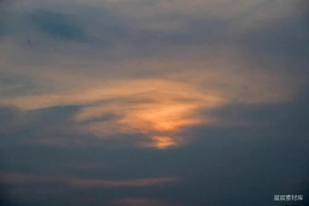 高清摄影  阴云密布的天空中有一抹夕阳。