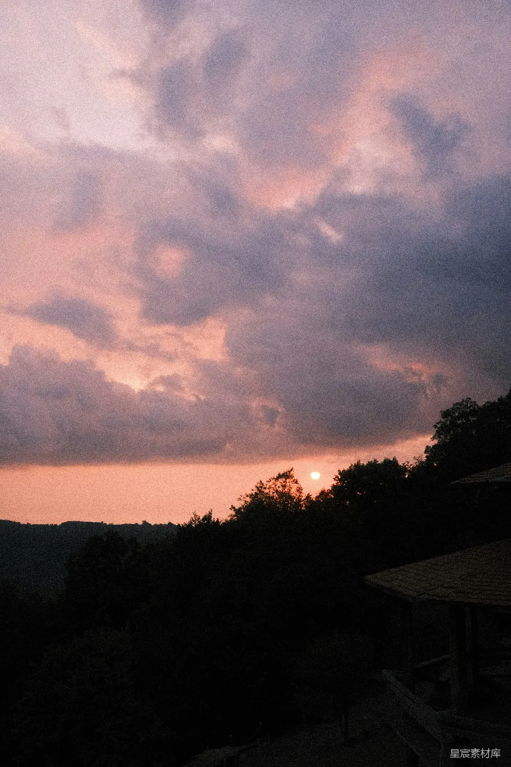 高清摄影  云层密布的天边，夕阳正在西沉。