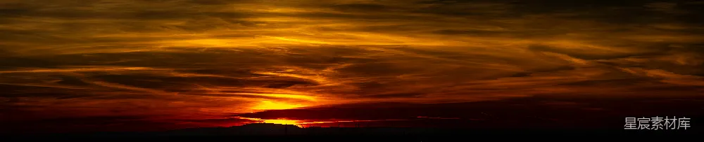 高清摄影 壁纸 夕阳映照在云层密布的天空上。
