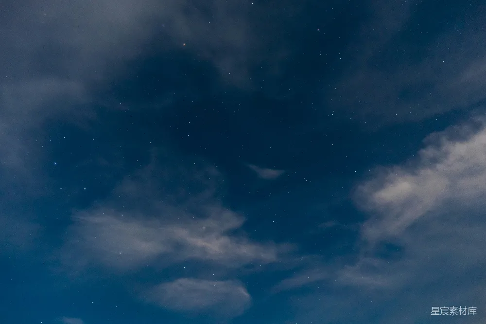 高清摄影  天空布满了星星和云朵。