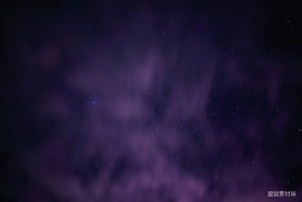 高清摄影  夜空中布满了星星和云彩。