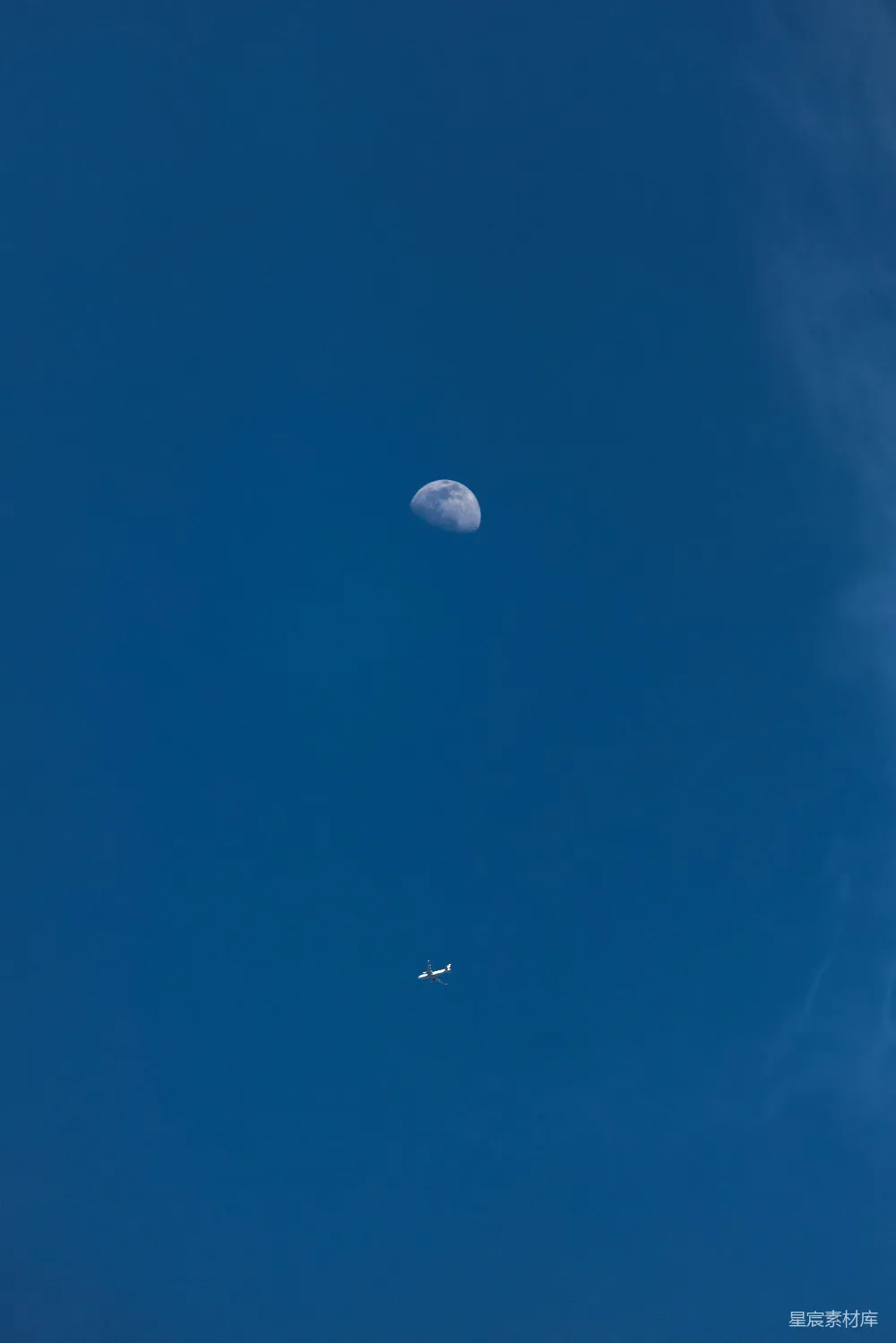 高清摄影  一架飞机在天空中飞行