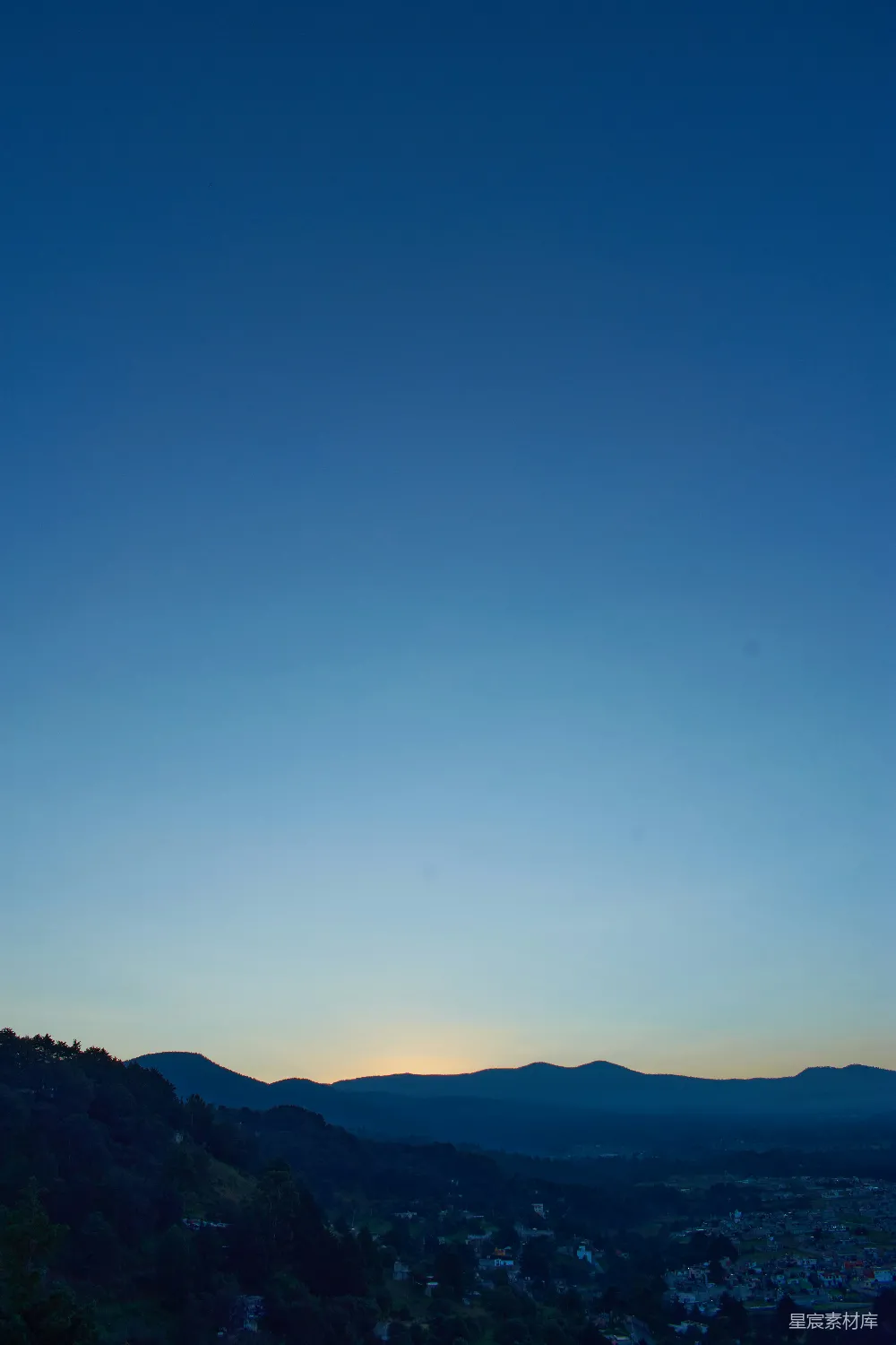 高清摄影  夕阳正洒在远处的山脉上。
