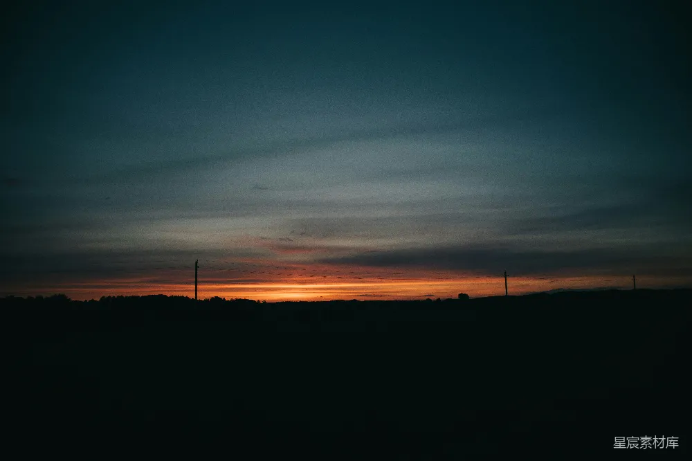 高清摄影  夕阳正在田野的地平线上落下。