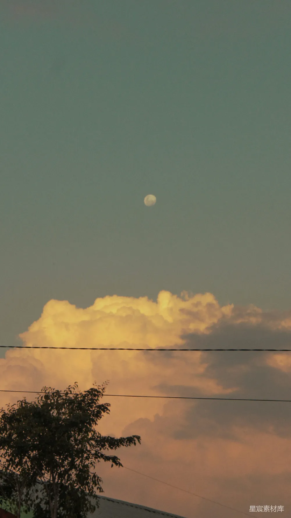 高清摄影  夕阳在云层后面落下。