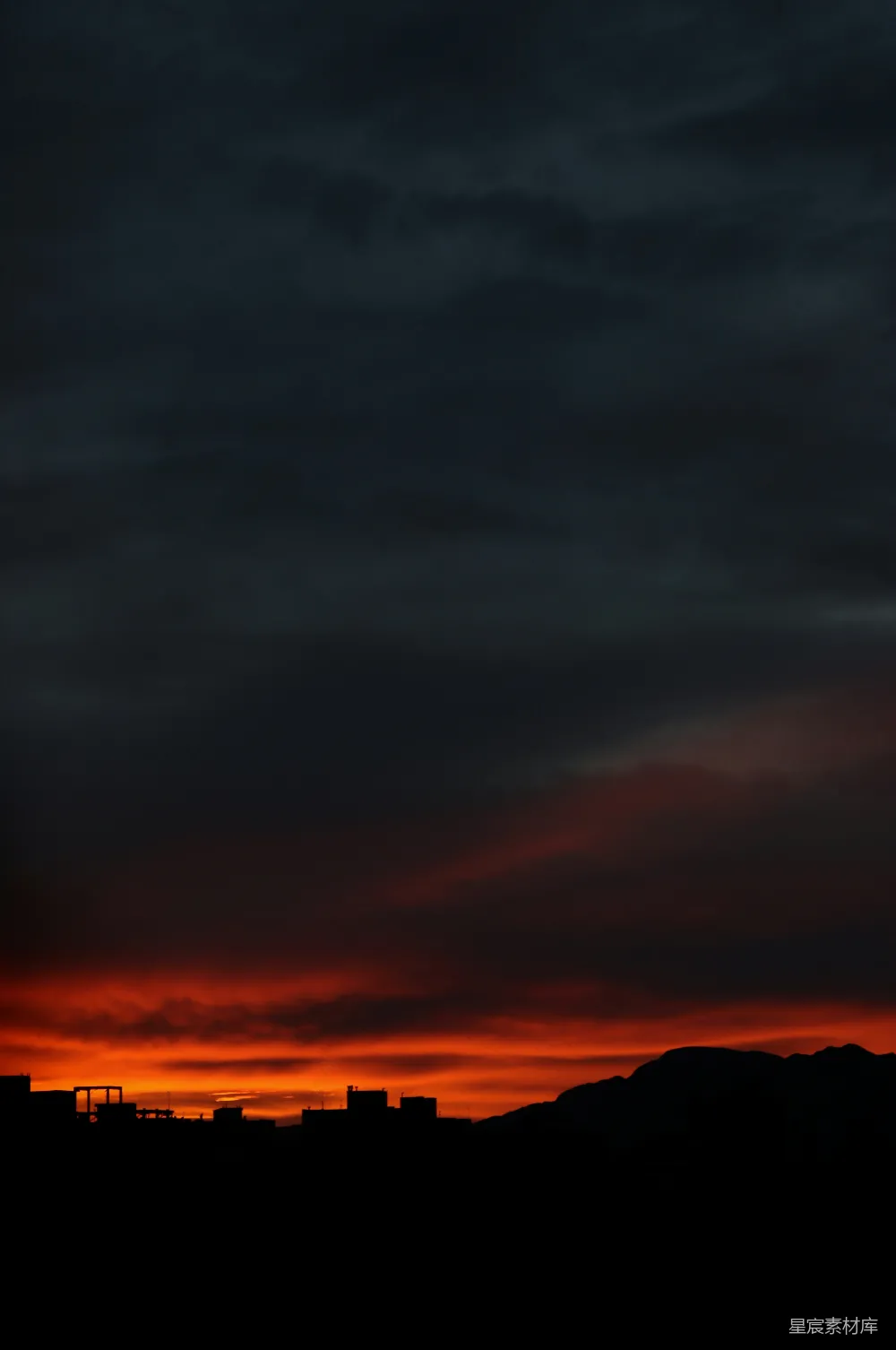 高清摄影  一架飞机在天空中飞行，背景是夕阳。