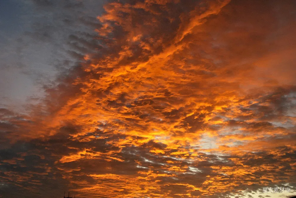 高清摄影  夕阳西下，天空中有云。