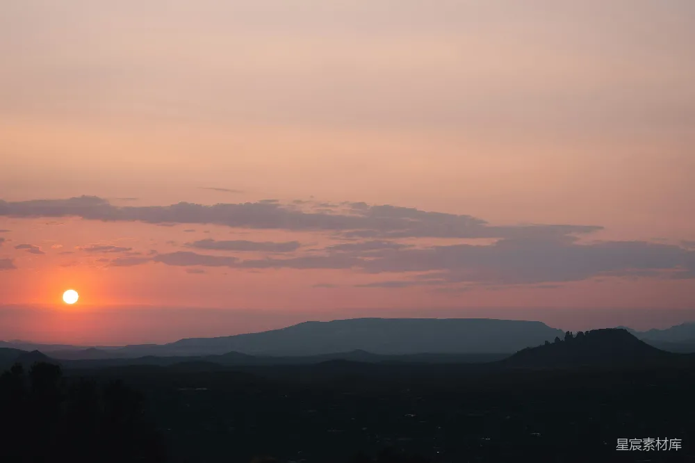 高清摄影  夕阳笼罩着山脉。