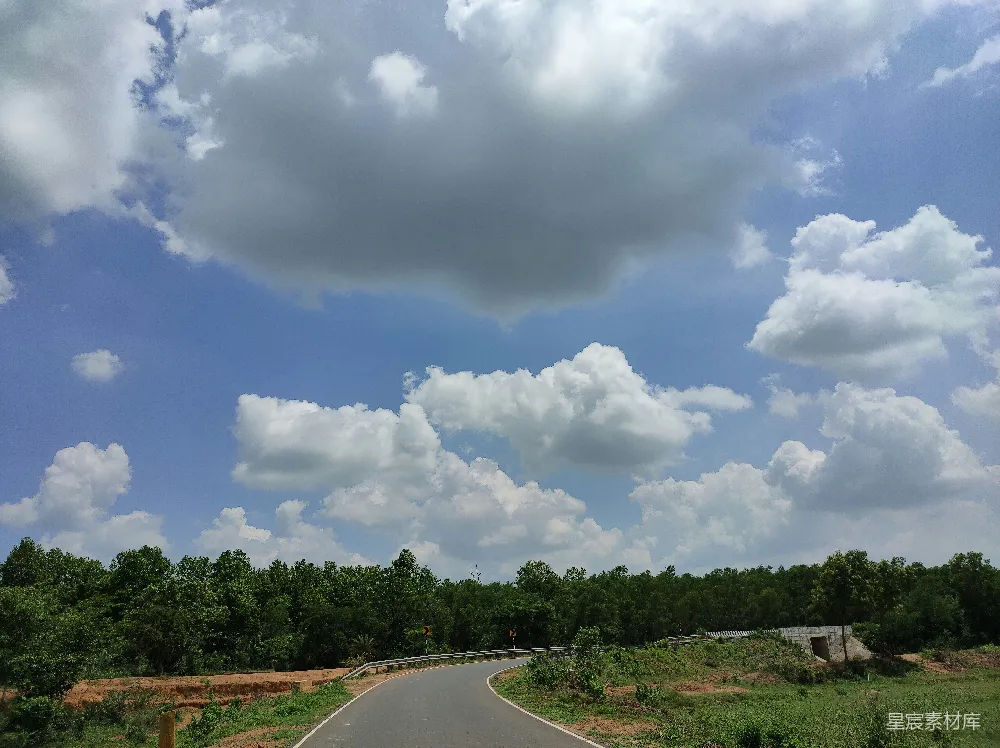 高清摄影  一条路上，天空中布满了云彩
