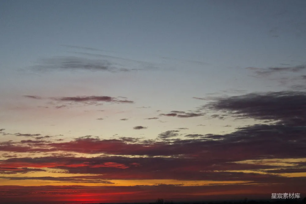 高清摄影  夕阳时分，云彩呈现鲜艳的红色和橙色。