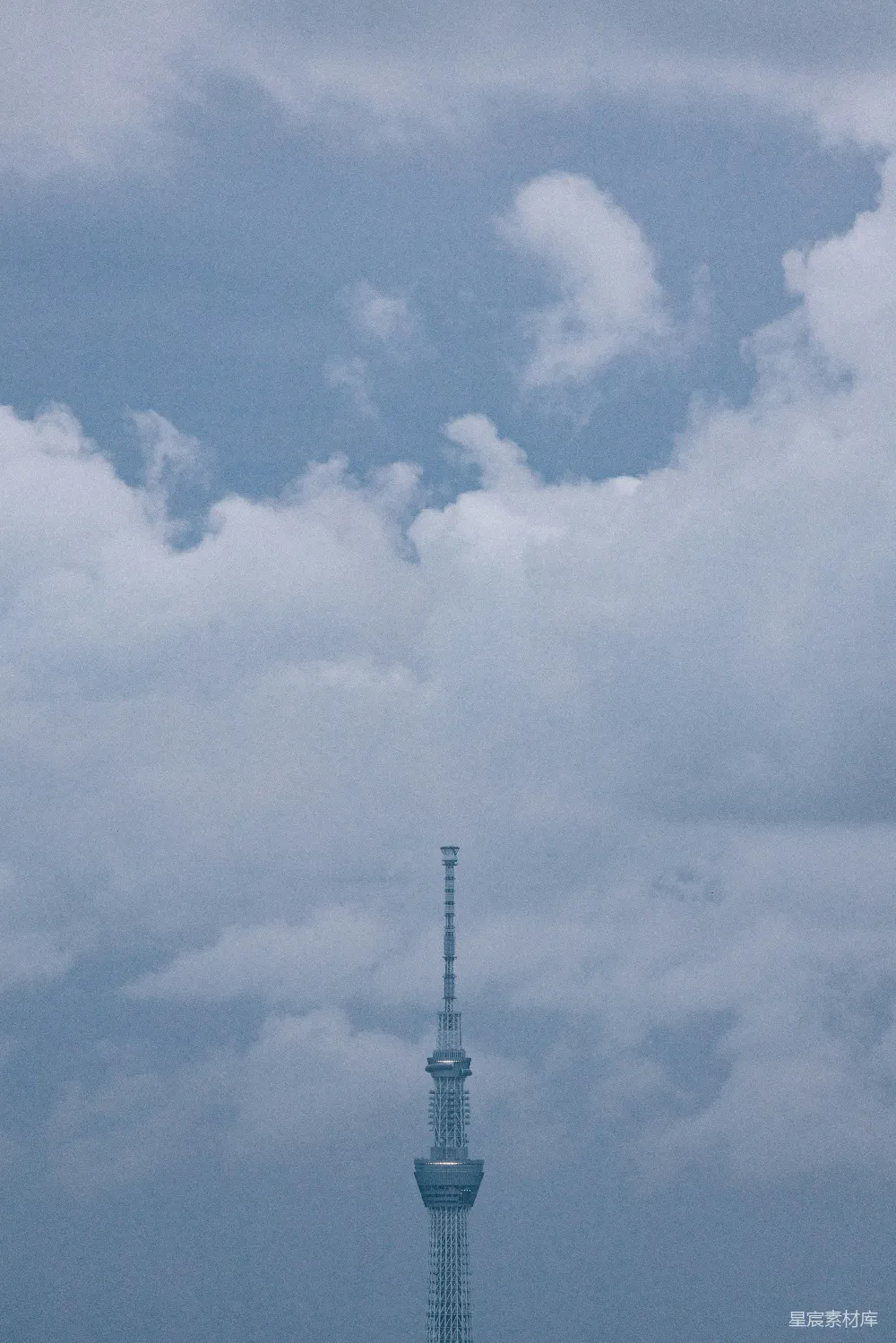 高清摄影  一座高塔，背景是天空。