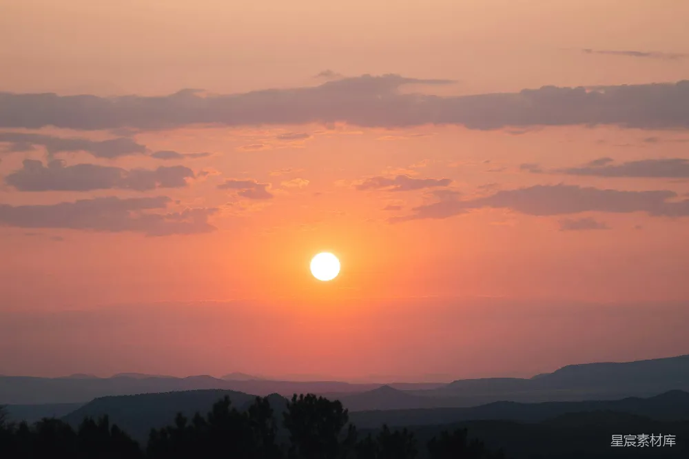 高清摄影  夕阳正落在山脉之上。