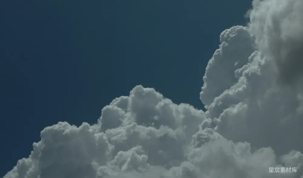 高清摄影  一架飞机飞越多云的蓝天