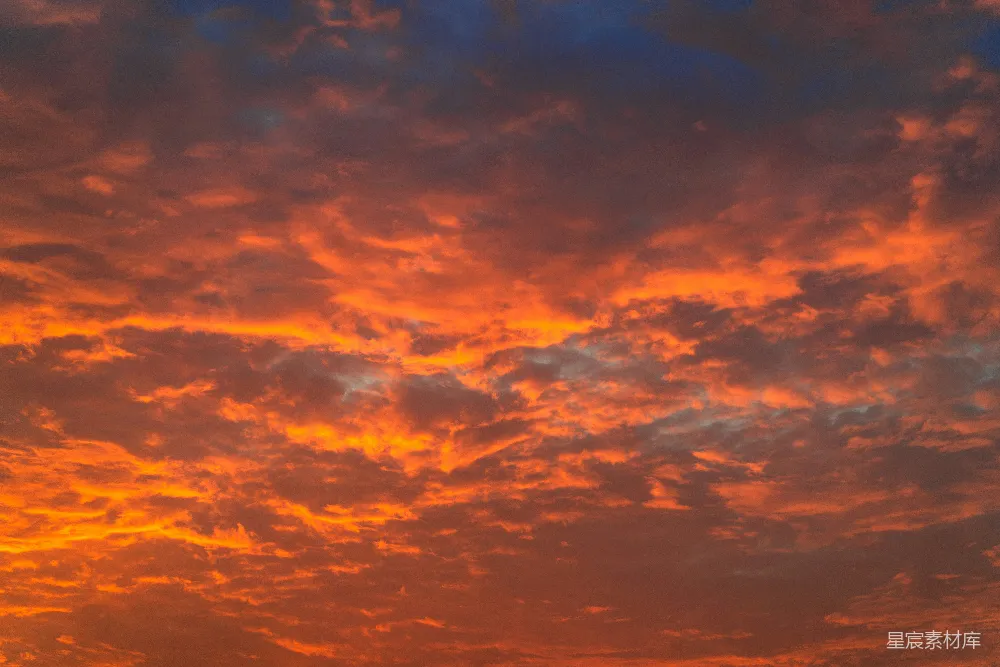 高清摄影  夕阳下，炽热的橙色云彩布满了天空。