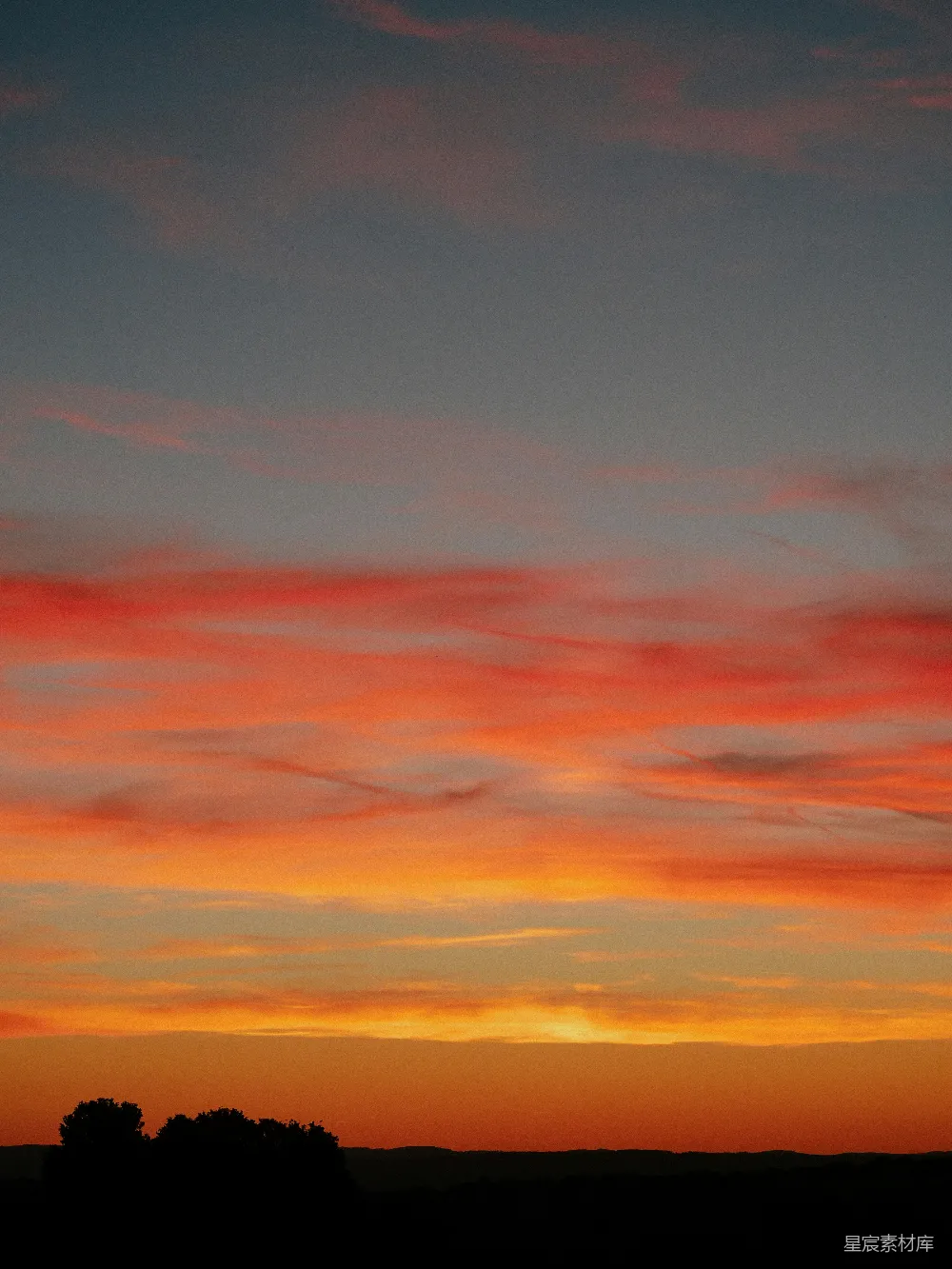 高清摄影  绚丽的夕阳云彩笼罩着黑暗的地平线。
