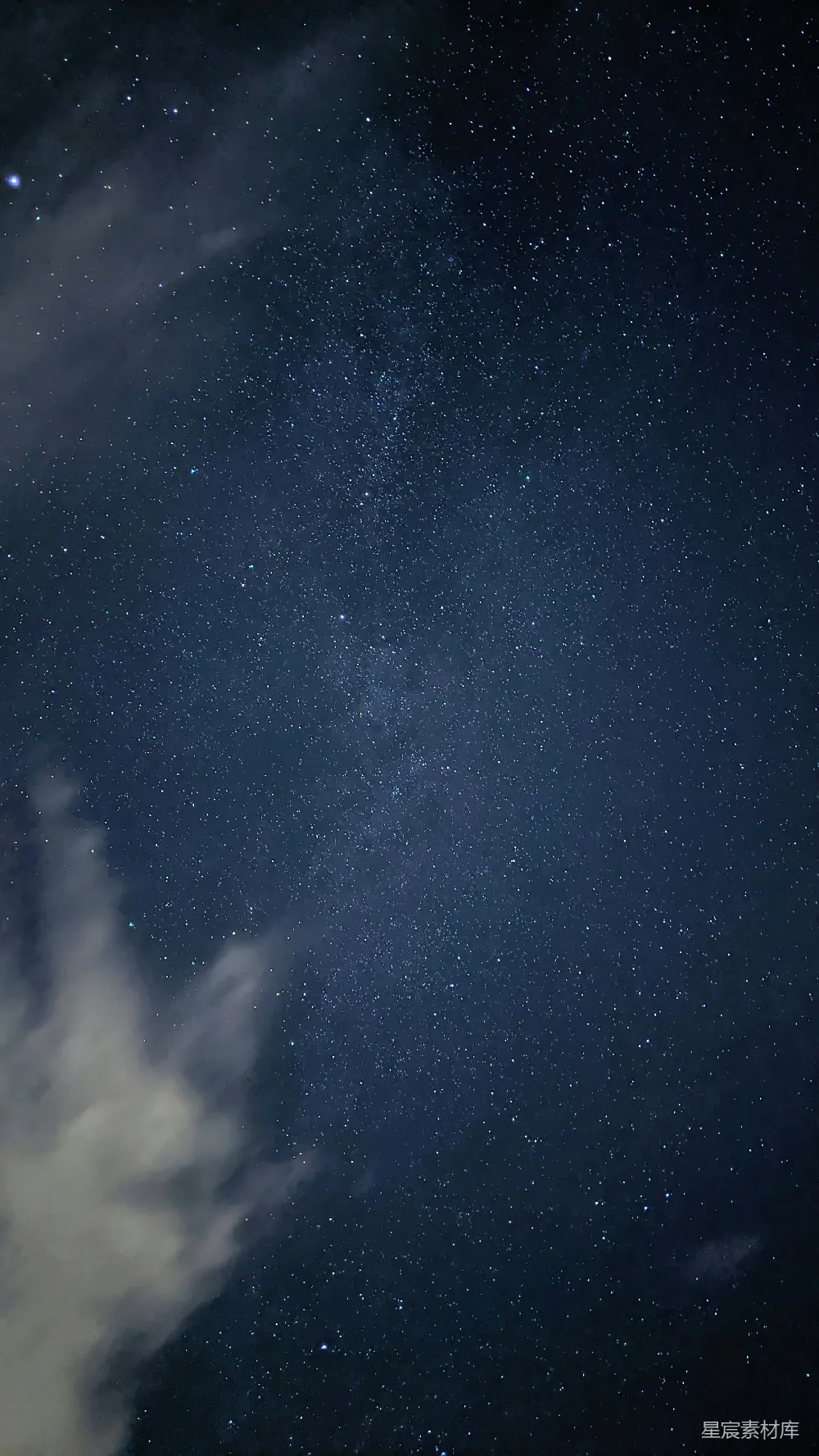 高清摄影  夜晚的星空，点缀着星星和云彩