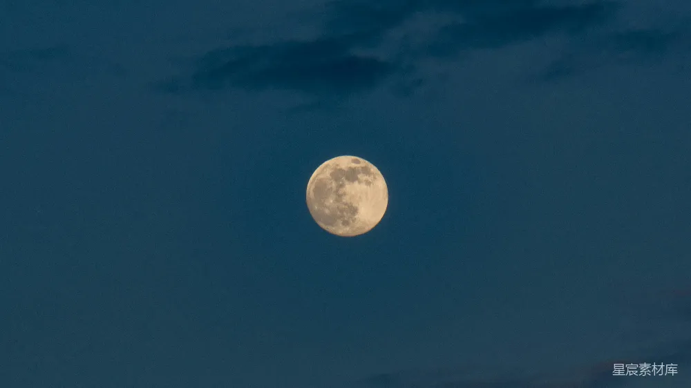 高清摄影  夜空中出现一轮满月。