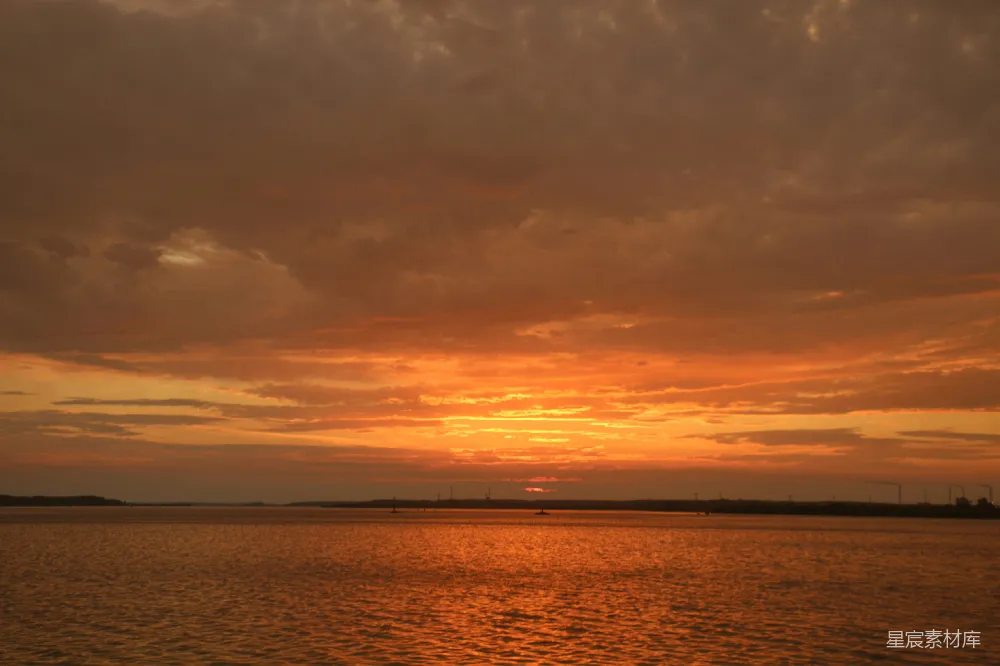 高清摄影  夕阳映照在水面上