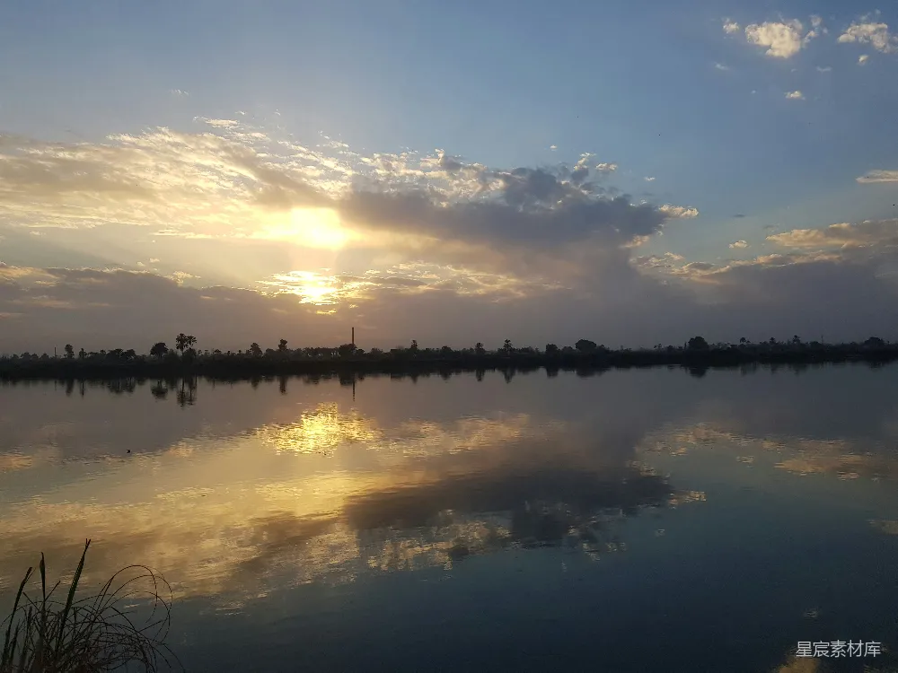 高清摄影  一片广阔水域，背景是天空。