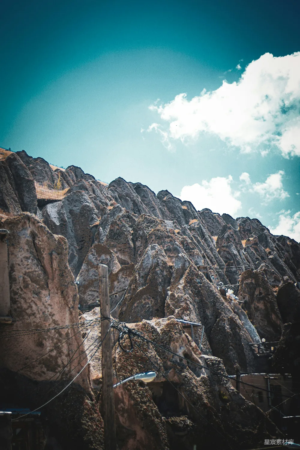高清摄影 旅行 自然 一座巍峨的高山，背景是天空。