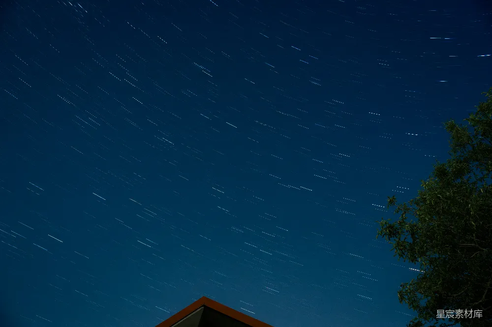 高清摄影  星轨划过夜空。