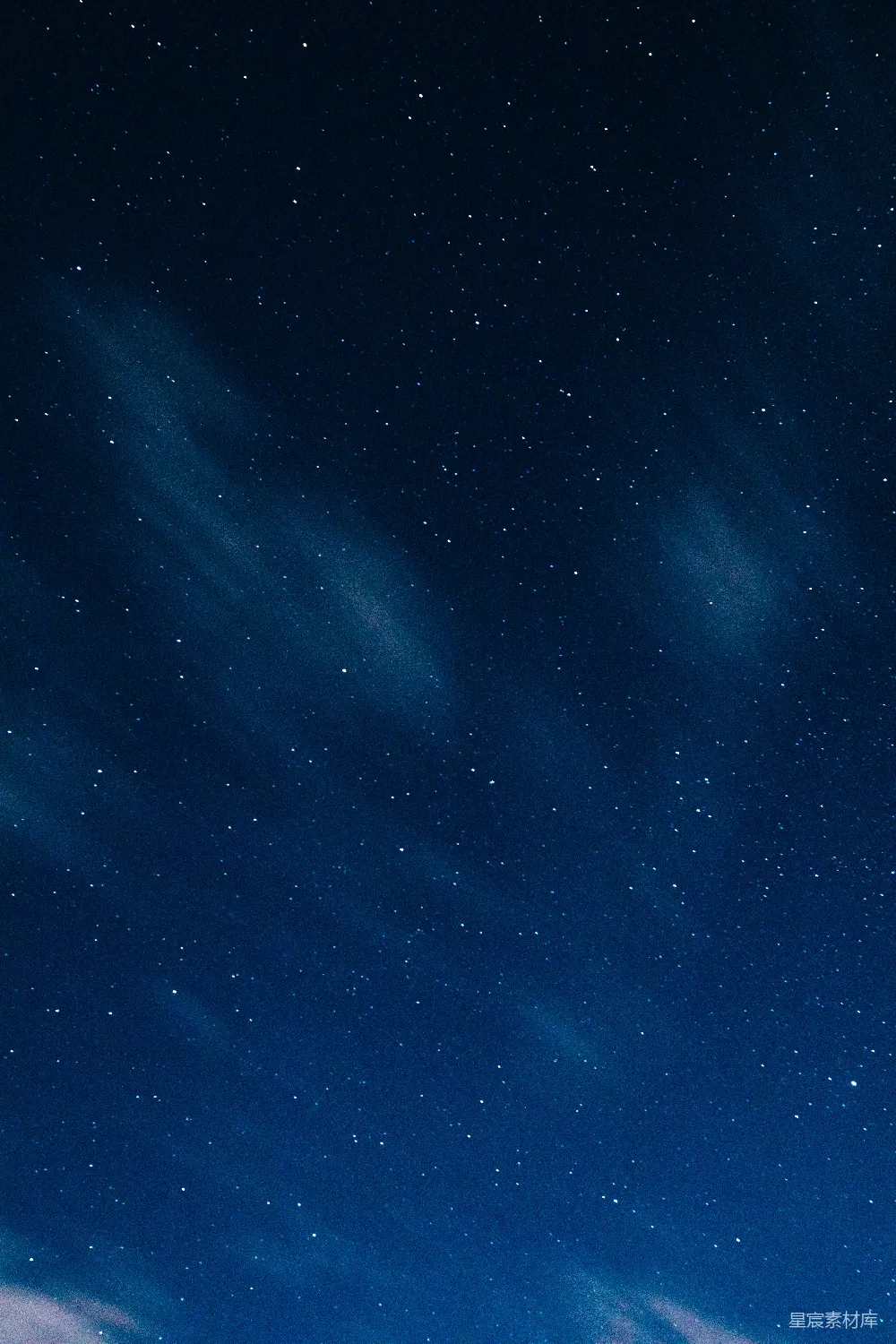 高清摄影  夜空中满是星星和云彩。