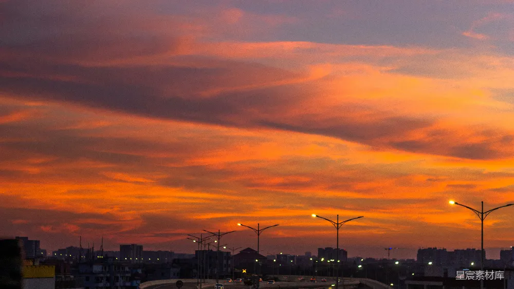 高清摄影  夕阳西下时从停车场俯瞰城市景色