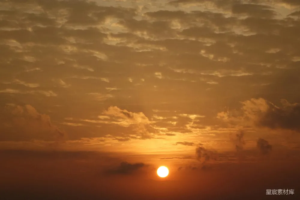 高清摄影  夕阳金辉，天空中飘散着几朵云彩