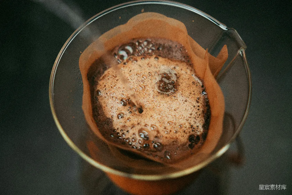 高清摄影  清空一杯棕色液体的酒杯