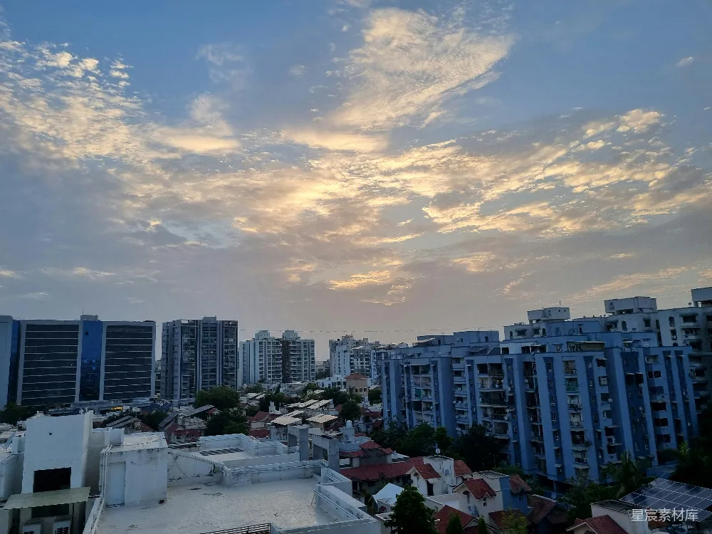 高清摄影  一座城市的景象，天空中云层密布，高楼林立。