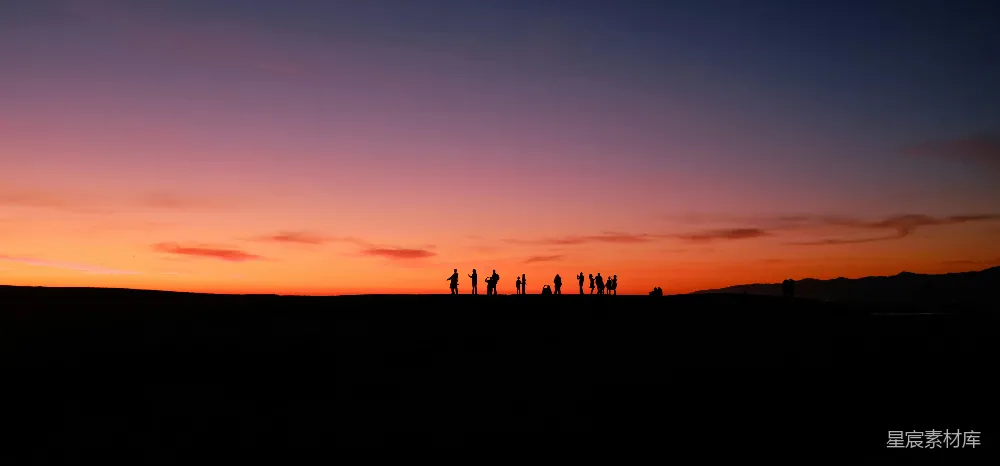 高清摄影 壁纸 一群人在夕阳下站在山顶上。