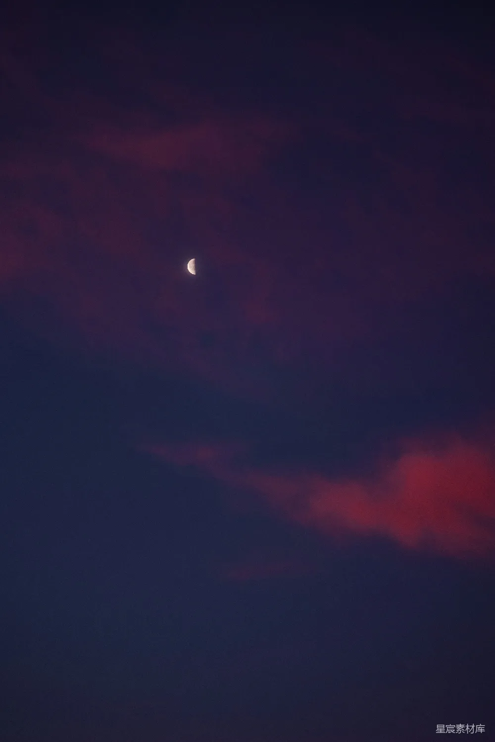 高清摄影 自然 实验性 夜晚的云层中可以看到月亮。