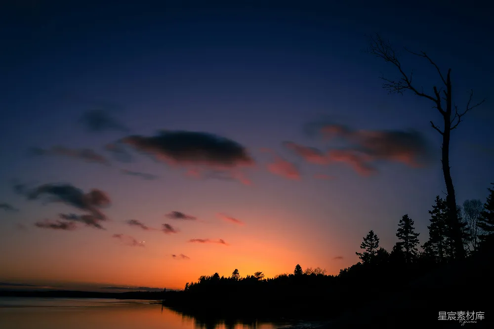 高清摄影  夕阳正缓缓沉入一片水域。