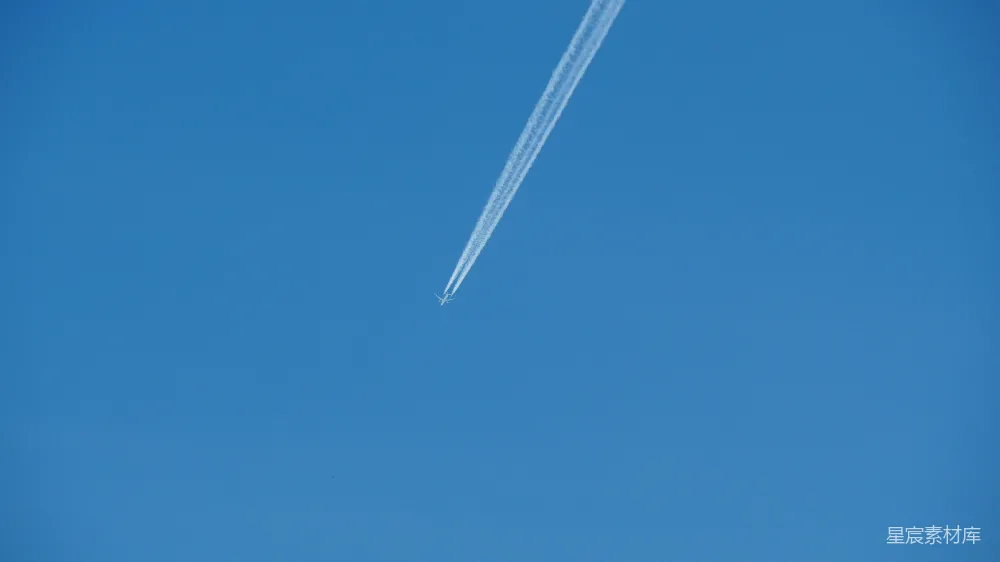 高清摄影  一架飞机在空中飞行，留下了一条航迹。